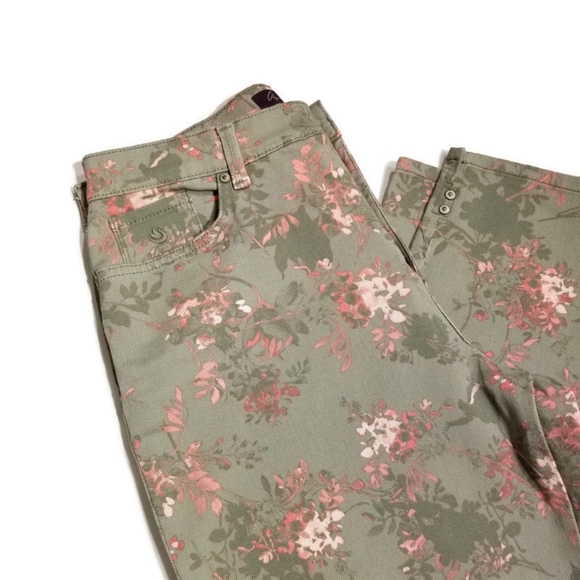 32 Gloria Vanderbilt Green Floral Capri 